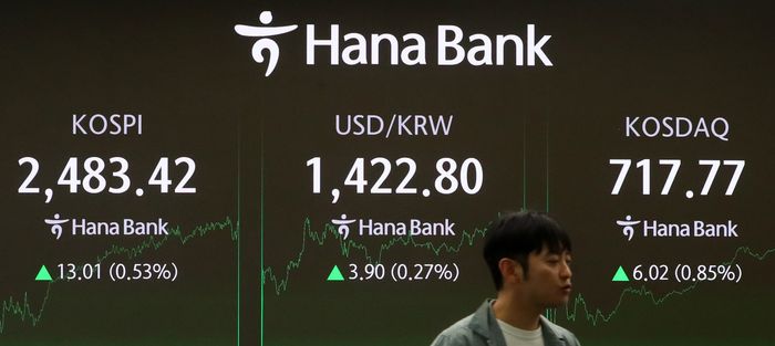 서울 중구 하나은행 딜링룸 전광판에 지수가 표시 되고 있다(자료사진).ⓒ뉴시스