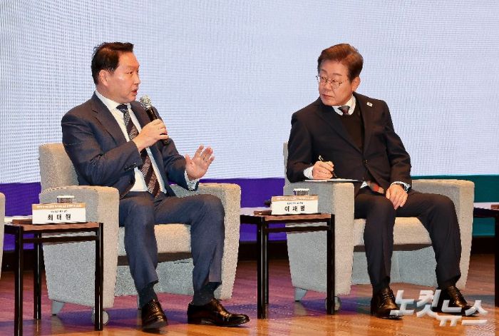 최태원 대한상공회의소 회장이 8일 서울 중구 대한상공회의소에서 열린 대선 후보 초청 경제5단체장 간담회에서 발언하고 있다.ⓒ국회사진취재단