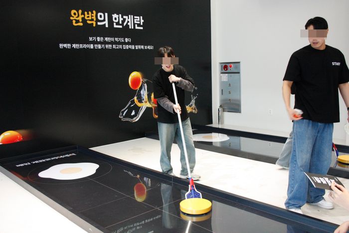 계란 흰자 한가운데 노른자를 올리는 컬링 게임도 진행되고 있었다.ⓒ데일리안 남가희 기자