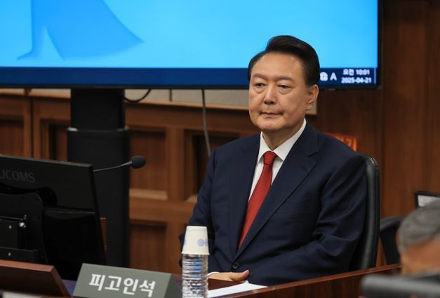 윤석열 전 대통령이 지난달 21일 서울 서초구 서울중앙지법에서 열린 내란 우두머리 혐의 형사재판 2차 공판에 출석해 있다.ⓒ사진공동취재단