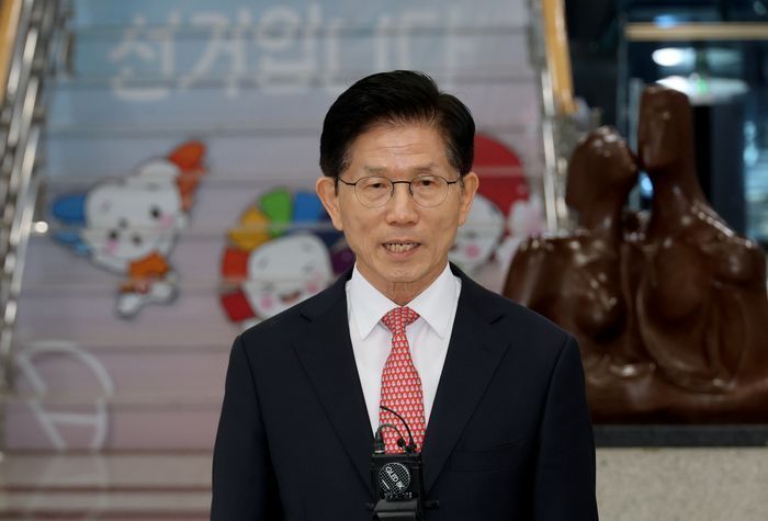 김문수 국민의힘 대선 후보가 11일 경기도 과천 중앙선거관리위원회에서 제21대 대통령선거 후보 등록 후 취재진 질문에 답하고 있다.ⓒ공동취재
