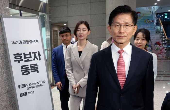국민의힘 김문수 대선 후보가 11일 경기도 과천 중앙선거관리위원회에서 제21대 대통령선거 후보 등록 후 밖으로 나서고 있다.ⓒ연합뉴스