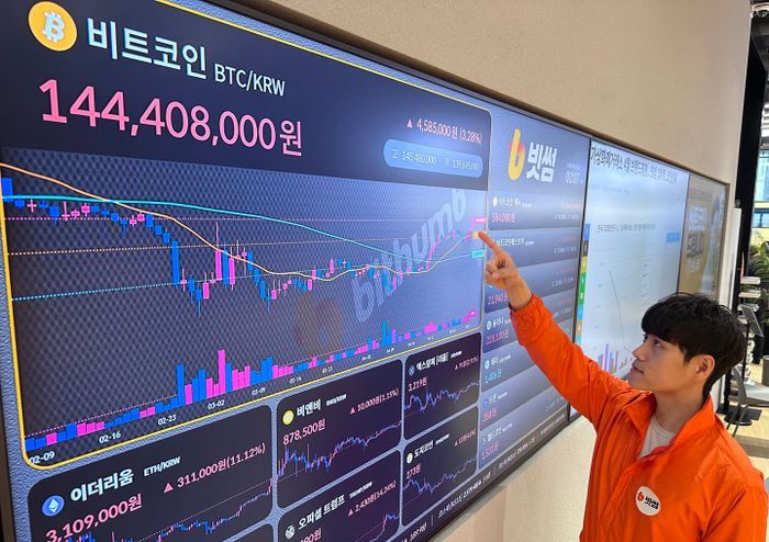 도널드 트럼프 미국 대통령이 영국과 무역협정 합의를 발표하자 지난 9일 서울 서초구 빗썸 라운지 강남점 전광판에서 비트코인이 10만 달러선을 회복한 모습을 보이고 있다.ⓒ뉴시스