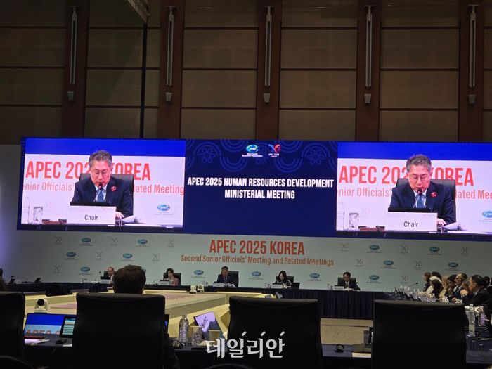 김민석 고용노동부 장관 직무대행이 12일 제주 국제컨벤션센터에서 열린 아시아 태평양 경제협력체(APEC) 고용노동 장관 회의에서 모두발언을 하고 있다.ⓒ데일리안 임은석 기자
