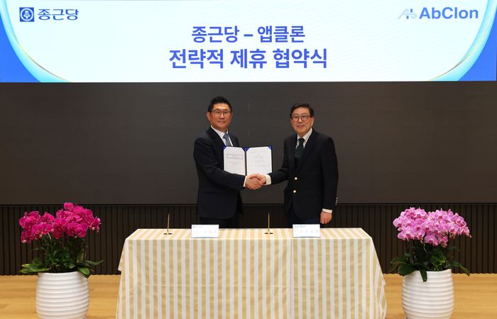 (왼쪽부터) 종근당 김영주 대표와 앱클론 이종서 대표가 지난 9일 서울 충정로 본사에서 열린 파트너십 체결식에서 기념사진을 촬영하고 있다.ⓒ종근당