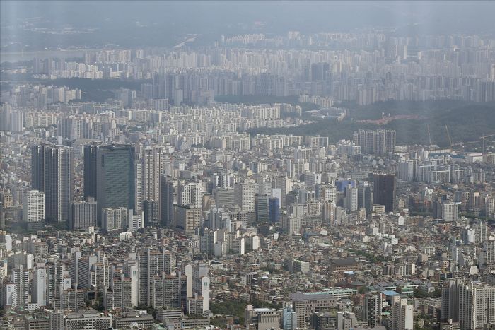 지난달 서울과 수도권 아파트 시장의 거래량이 다소 주춤해진 가운데,강남구와 과천시 등 일부 고가 단지를 중심으로 종전 최고가를 회복하거나 신고가를 새로 쓴 거래가 전체의 절반을 넘긴 것으로 나타났다.ⓒ데일리안 홍금