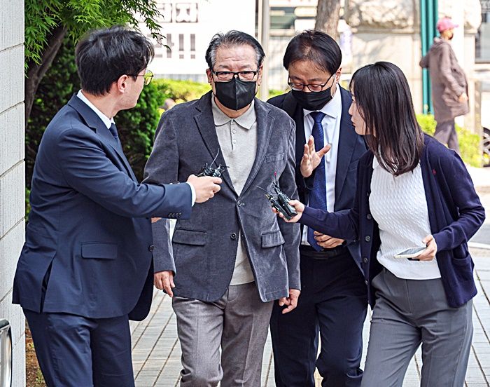 2018년 지방선거 공천헌금 의혹 혐의를 받는 '건진법사' 전성배씨가 12일 서울 양천구 서울남부지법에서 열린 1심 두 번째 공판에 출석하고 있다.2025.5.12 ⓒ연합뉴스