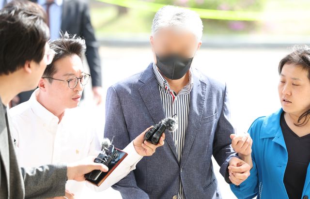 지난달 24일 경북 의성군 대구지방법원 의성지원에서‘경북 산불’과 관련해 산림보호법상 실화 혐의를 받는 50대 성묘객이 구속 전 피의자 심문(영장실질심사)을 받기 위해 출석하고 있다.ⓒ연합뉴스