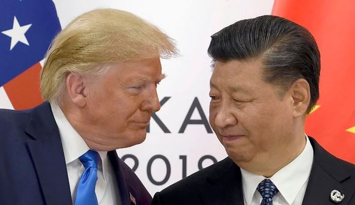 도널드 트럼프(왼쪽) 미국 대통령과 시진핑 중국 국가주석이 2019년 6월29일 일본 오사카에서 열린 주요 20개국(G20) 정상회의에 참석해 악수하고 있다.ⓒ AP/뉴시스