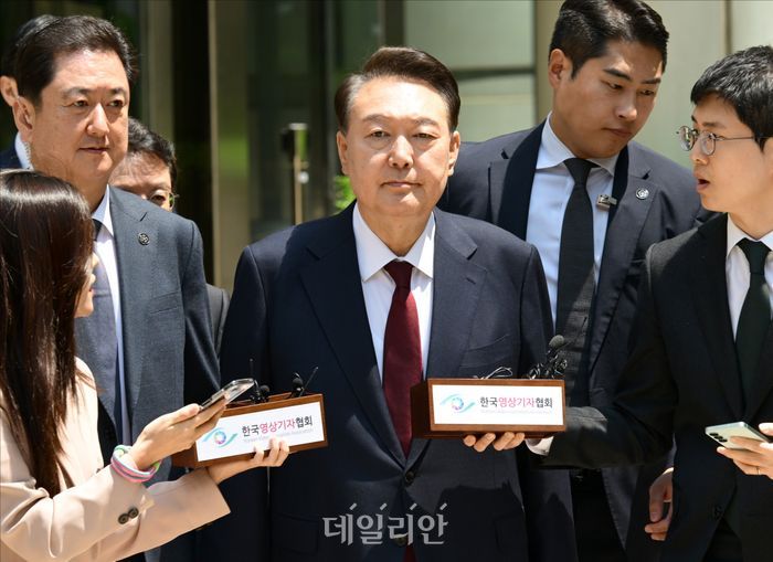 윤석열 전 대통령이 12일 서울 서초구 중앙지방법원에서 열린 내란 우두머리 혐의,직권남용 권리행사방해 혐의 사건 3차 공판에 출석하고 있다.ⓒ사진공동취재단