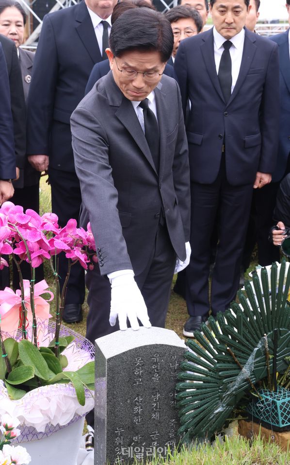 김문수 국민의힘 대선 후보가 17일 오전 광주광역시 북구 5·18민주묘지에서 박관현 열사의 묘역을 참배하며 울먹이고 있다. ⓒ데일리안 방규현 기자