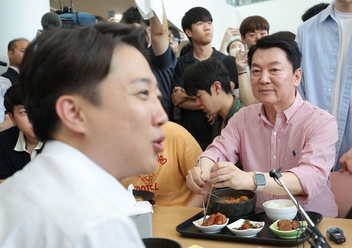 '단일화' 위해 <b>이준석</b> 찾은 <b>안철수</b>…"김문수와 <b>만남</b> 주선할 것"