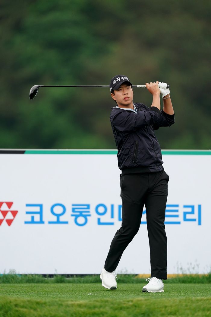 예선 거친 장타자 <b>정유준</b>, <b>한국 오픈</b> 첫 날 깜짝 <b>선두</b>