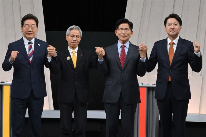 더불어민주당 이재명, 민주노동당 권영국, 국민의힘 김문수, 개혁신당 이준석 대선 후보(왼쪽부터)가 27일 서울 마포구 상암동 MBC 스튜디오에서 진행된 정치 분야 TV토론에 앞서 포즈를 취하고 있다. ⓒ국회사진기자단