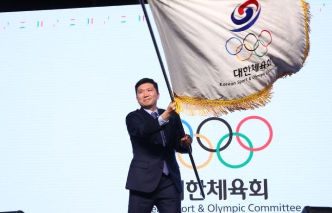 ‘꼬이는 행보’ <b>유승민 회장</b>, 투표 불발로 허탈한 귀국