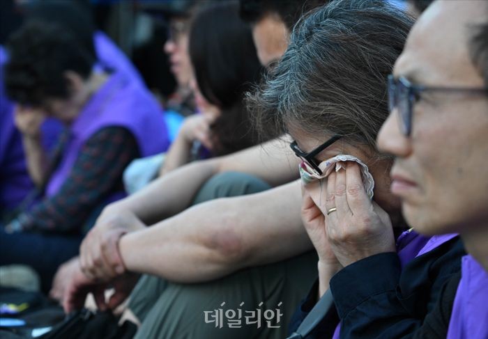 눈물 흘리는 <b>이태원참사 유가족</b>