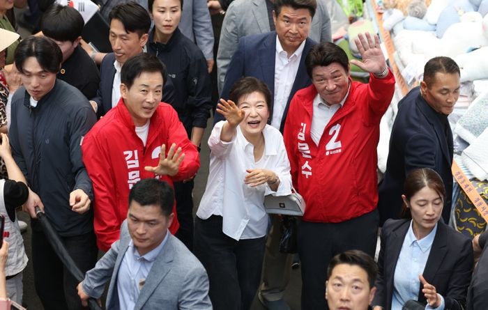<b>박근혜</b>, 대선 사흘 앞두고 <b>대구 서문시장 방문</b>…"가슴이 뭉클"