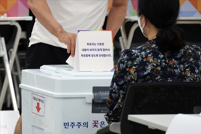 제 21대 대통령선거 본 투표일인 3일 오전 서울 성북구의 한 투표소에서 유권자들이 투표에 참여하고 있다. ⓒ데일리안 홍금표 기자