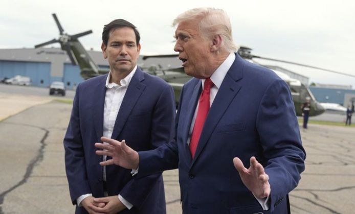 도널드 트럼프(오른쪽) 미국 대통령이 8일(현지시간) 미 뉴저지주의 모리스타운 공항에서 캠프 데이비드로 이동하기에 앞서 취재진과 대화하고 있다. ⓒ AP/연합뉴스