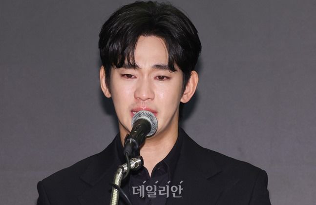 <b>김수현</b>, 광고주에 '30억' <b>갤러리아 포레 가압류</b> 당해