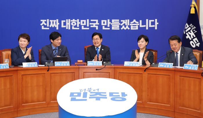 박찬대 더불어민주당 대표직무대행 겸 원내대표와 최고위원들이 13일 오전 국회에서 열린 최고위원회의에서 박수를 치고 있다. ⓒ뉴시스