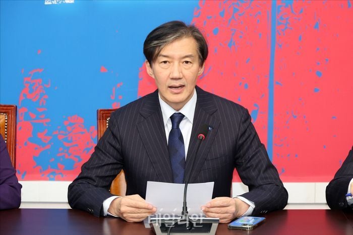 '복역중' <b>조국</b>, 서울대 <b>교수직 해임 취소 소송</b> 취하