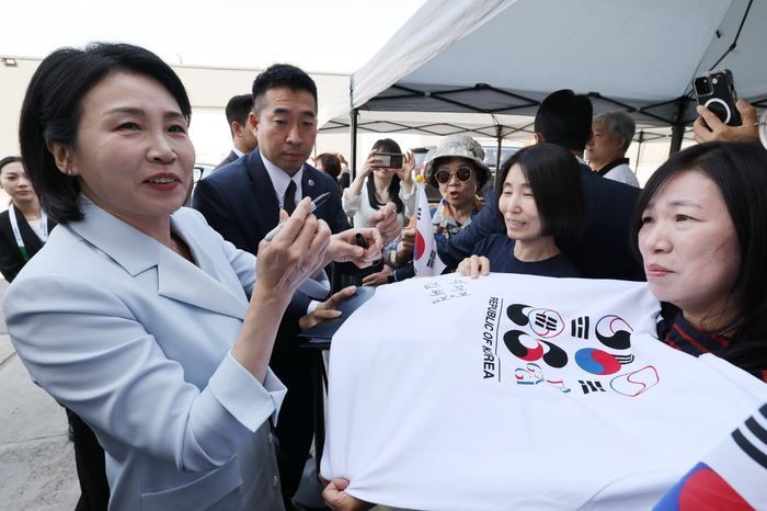 <b>김혜경 여사</b>, 캐나다서 '영부인 <b>외교</b>'…국제무대 데뷔 합격점