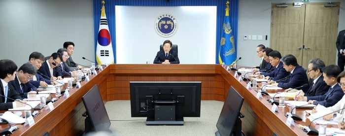 李대통령 "<b>경제</b>·<b>안보 대책</b> 능동적으로 신속하게 수립하라"