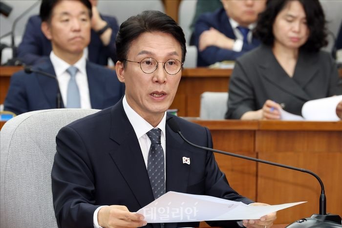 사상 첫 '무증인' <b>청문회</b>… <b>김민석</b>, 여야 <b>공방</b> 속 첫날 검증대 올라