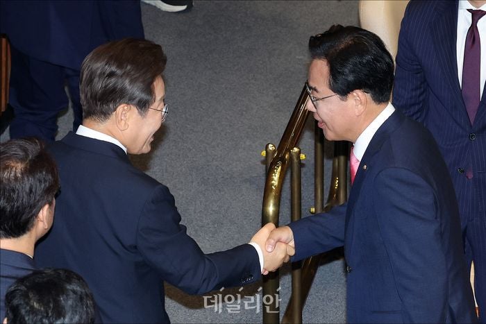 <b>악수</b>하는 <b>이재명</b> 대통령과 <b>송언석</b> 국민의힘 원내대표