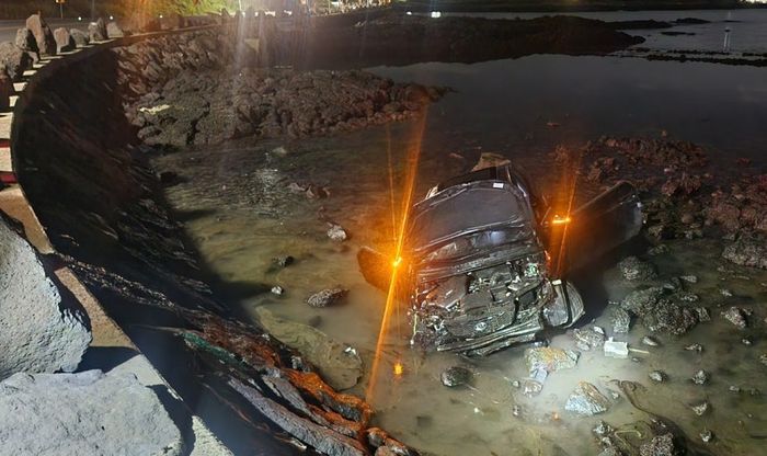 해안도로 1ｍ 아래로 추락한 승용차.ⓒ제주도소방안전본부 제공