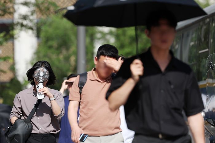 [오늘 날씨] <b>폭염</b> 또 <b>폭염</b> 낮 최고기온 <b>36도</b>...이젠 생존템? '양산' 효과...