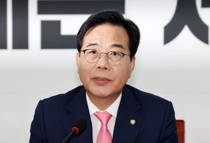 '<b>전한길</b> 망당' <b>논란</b>에…송언석 "호들갑 떨 것 없다"