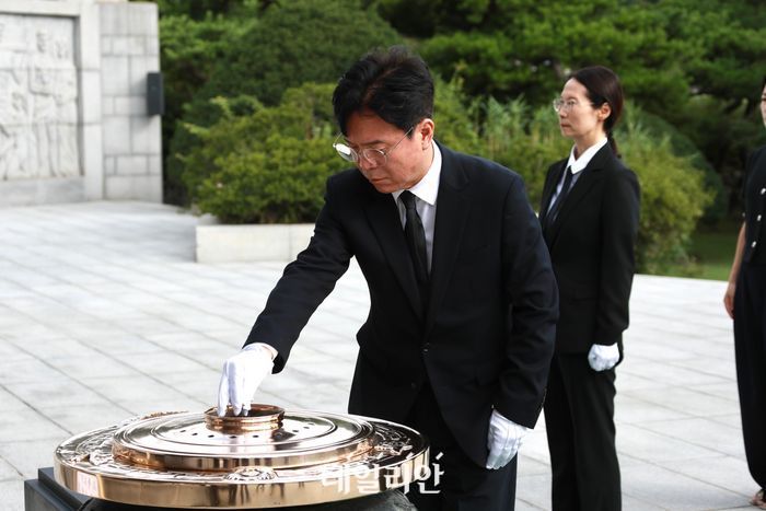 김영훈 고용노동부 장관이 22일 서울 동작구 국립서울현충원을 찾아 분향하고 있다. ⓒ고용노동부