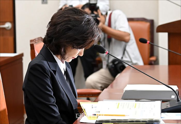 이진숙 사회부총리 겸 교육부 장관 후보자가 지난 16일 열린 국회 교육위원회 인사청문회에서 고개를 숙이고 있다. ⓒ데일리안 홍금표 기자