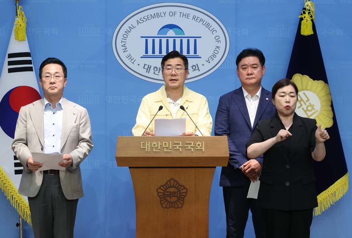 박찬대 더불어민주당 당대표 후보가 28일 오후 국회 소통관에서 열린 '내란폭동 집행유예 비판, 전광훈 수사촉구 기자회견'에서 발언을 하고 있다. ⓒ뉴시스