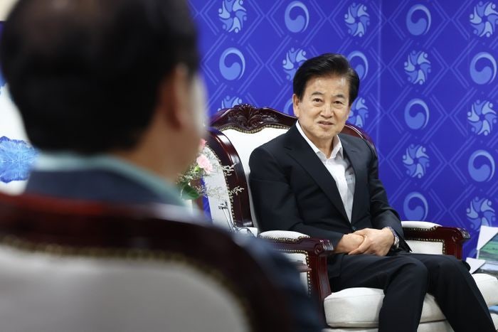 <b>개성공단</b>기업협회 만나 허리 숙인 <b>정동영</b>…취임 6일만에 "정부 대표로서...