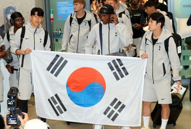 <b>토트넘</b> <b>손흥민</b>·양민혁, 태극기 맞잡고 <b>입국</b>…3일 뉴캐슬전 출격