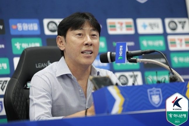 무승 고리 끊었다! 소방수 <b>신태용 감독</b>, 울산HD <b>데뷔전 승리</b> “팬들 덕...