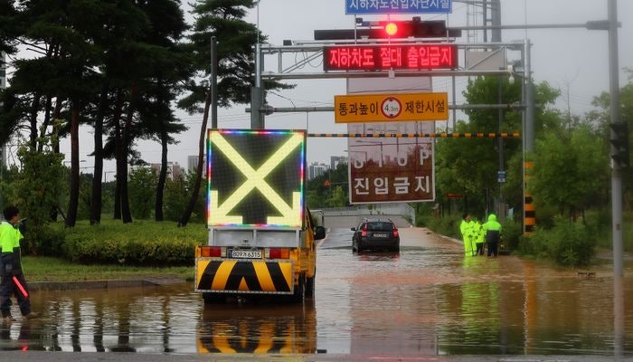 인천서 호우 속 차량 도로 옆 호수 추락…<b>운전자 사망</b>