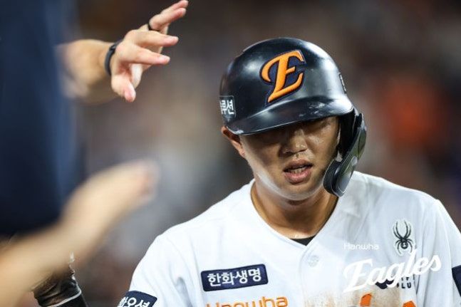 김서현 무너졌지만! <b>한화</b>, 11회말 끝내기 밀어내기 볼넷 승…선두 LG 1게...