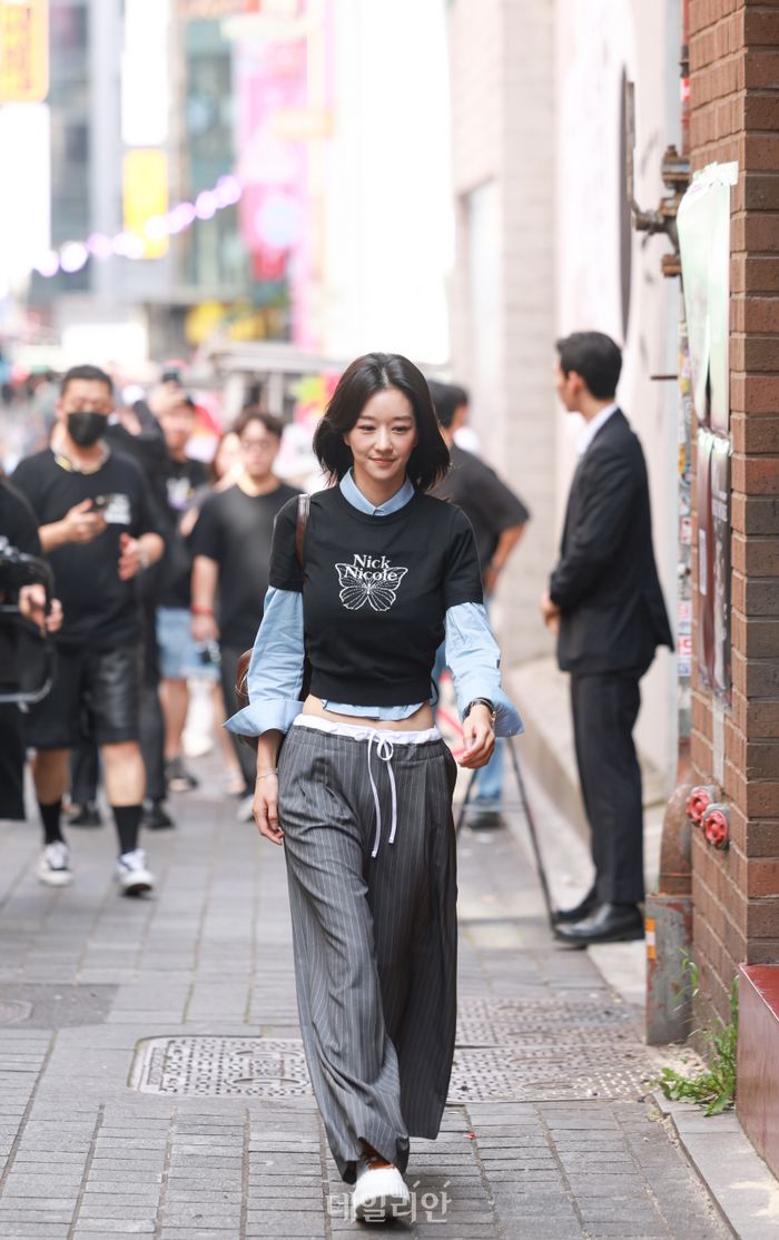 <b>서예지</b>, <b>명동</b> 밝힌 <b>미모</b>