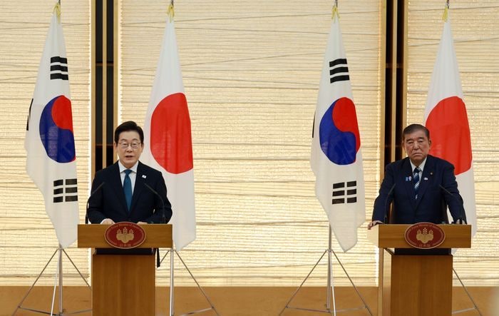 일본부터 간 李대통령…이시바 만나 '<b>한일 셔틀외교 복원</b>' 공식화