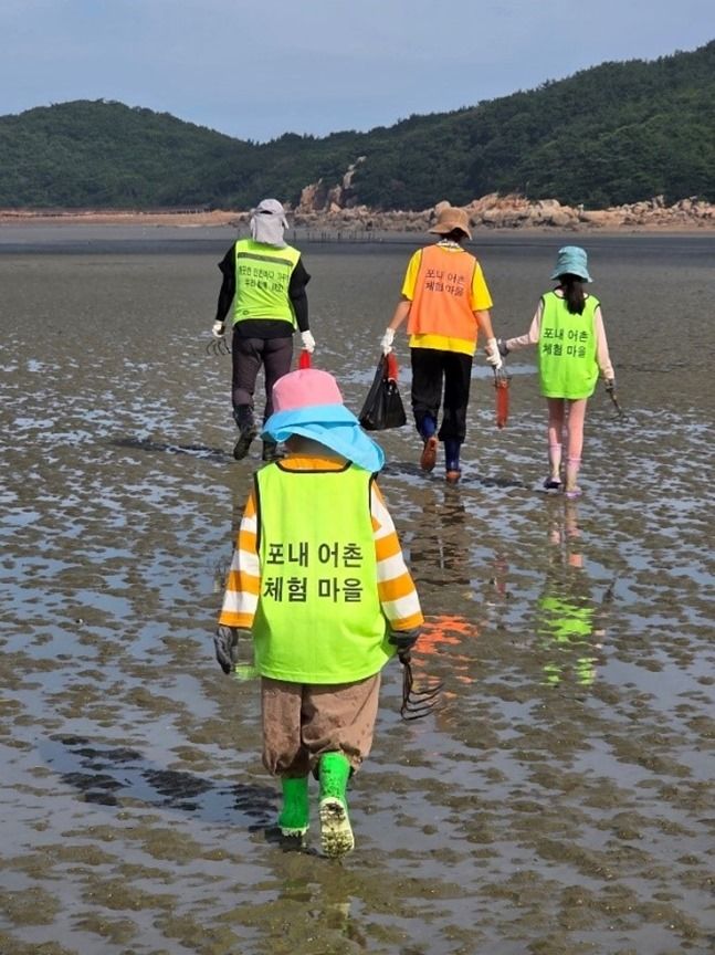 조개 잡으러 갯벌로 나가는 딸과 손주 ⓒ
