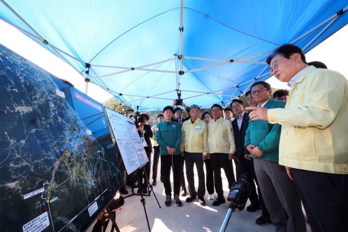이재명 대통령이 30일 강원 강릉시 성산면 오봉저수지를 방문해 가뭄 피해 상황 등을 점검하고 있다. ⓒ뉴시스