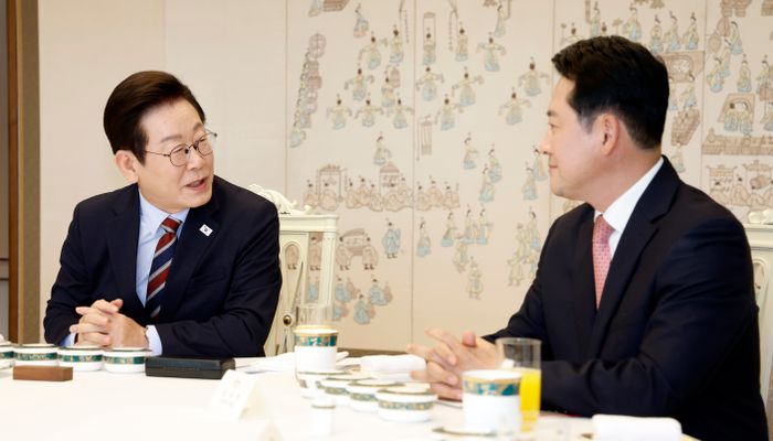 이재명 대통령이 8일 서울 용산 대통령실 청사에서 열린 여야 지도부 오찬 회동에서 발언하고 있다. 오른쪽은 장동혁 국민의힘 대표 ⓒ뉴시스