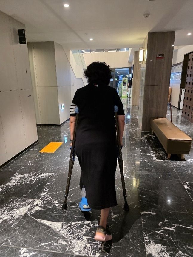 목발을 집고 걸어가는 아내 ⓒ