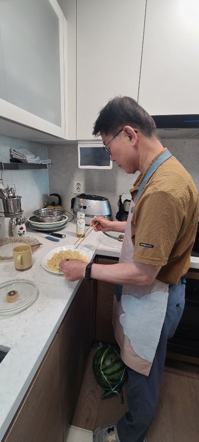 아내 대신 부엌에서 요리하는 작가 ⓒ