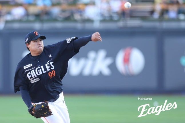 '<b>류현진</b> 8승' 2위 한화, 5실책 롯데 대파…1위 LG 매직넘버 '11'