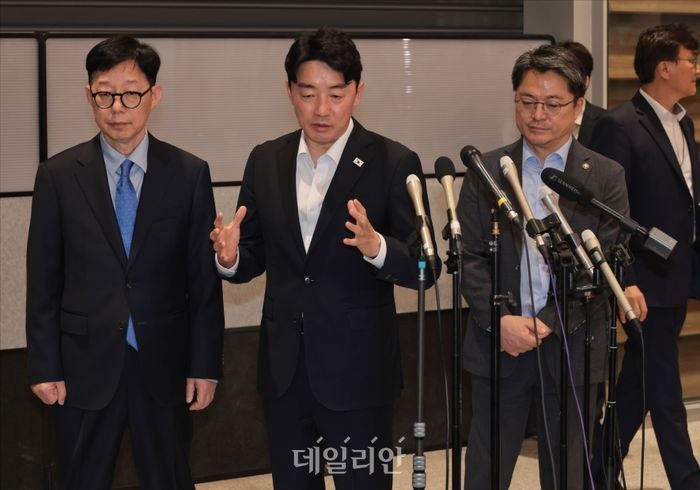 '美<b>구금 근로자</b>' 맞이한 강훈식 "더 빨리 고국 못 모셔 송구"